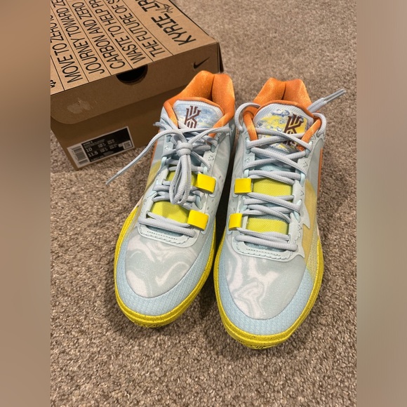 Nike Kyrie 8 - Picture 2 of 6